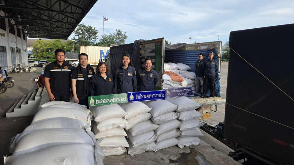 จับรถบรรทุก 18 ล้อ ลอบขนข้าวเหนียวดำจากลาว มูลค่าเกือบ 2 ล้าน! ศุลกากรมุกดาหารยึดของกลางดำเนินคดีตามกฎหมาย