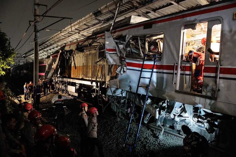สังเวย 7 ศพ! รถไฟชนสนั่นที่อินโดนีเซีย หัวจักรพุ่งเสียบทะลุตู้โดยสาร เจ็บระนาว 81 ราย!