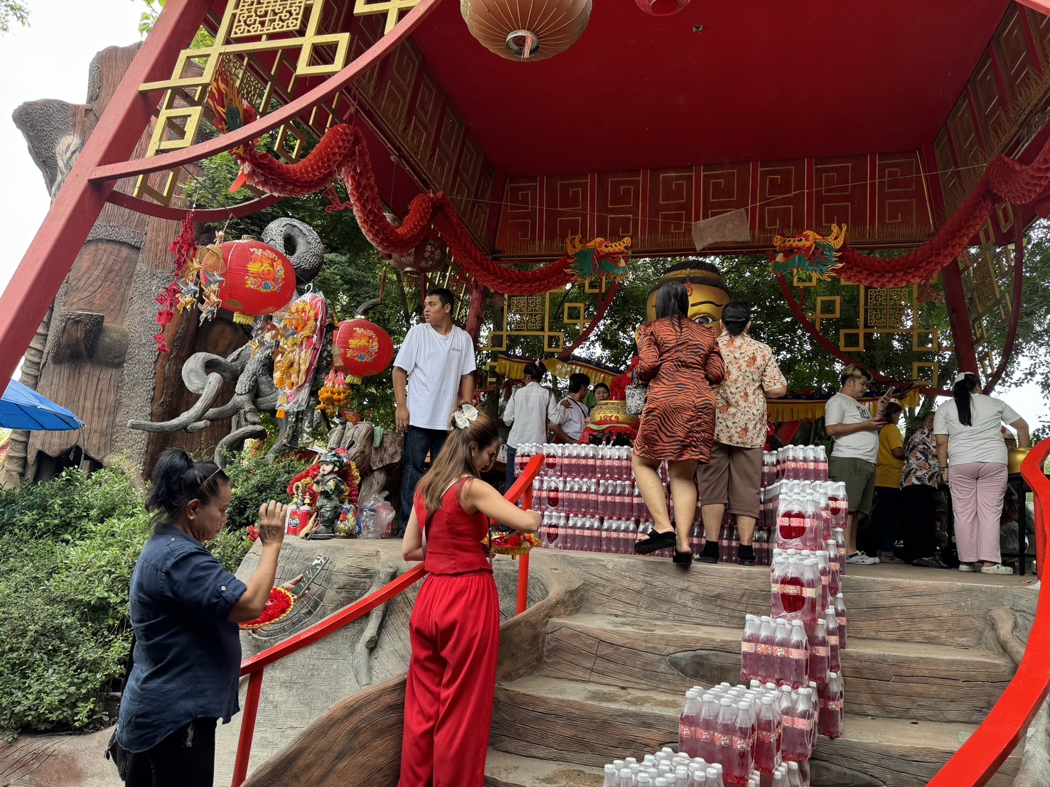 ปทุมธานี แม่ค้าออนไลน์ถวายสไลเดอร์และน้ำแดง 1,000 ขวด แก้บนกุมารทองเจ้าสัวเฮง
