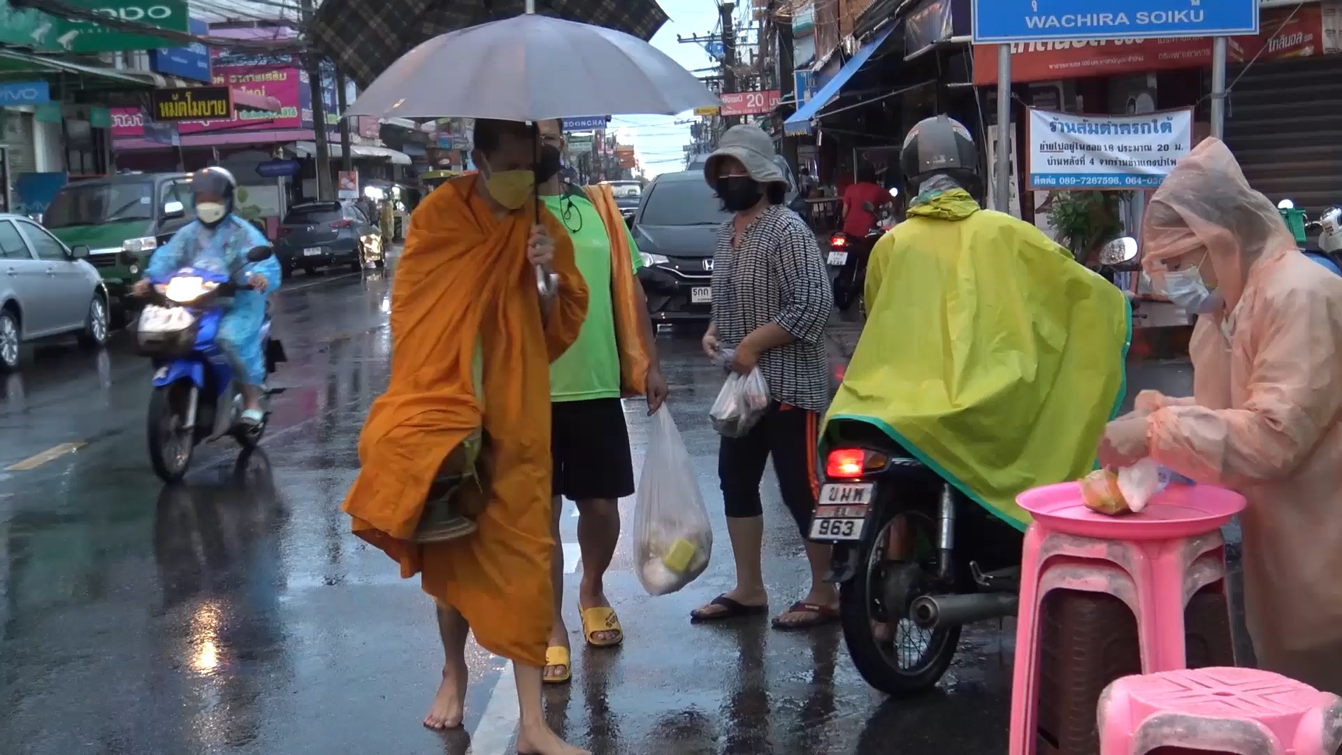 เมืองสงขลาฝนตกกระทบพระสงฆ์เดินบิณฑบาต