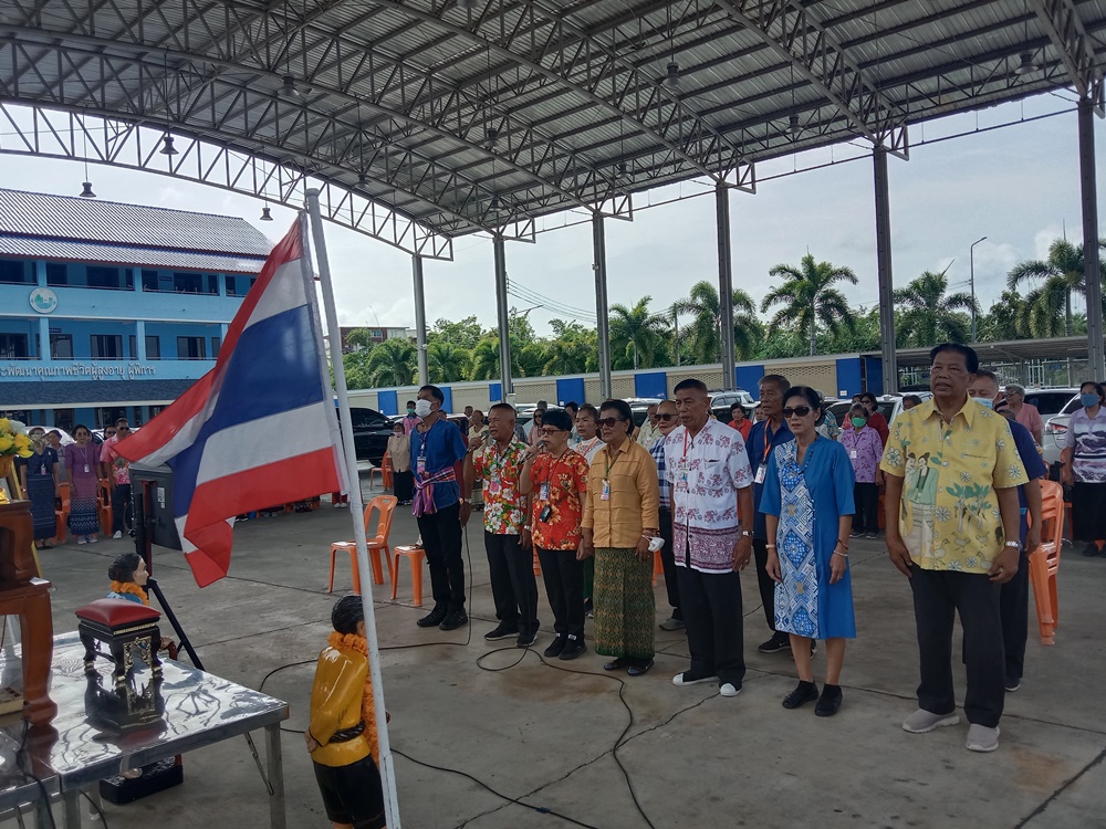 ผู้สูงอายุพลูตาหลวง ร่วมจัดกิจกรรม ร้องเพลงพ่อของแผ่นดิน แสดงความจงรักภักดีต่อสถาบันพระมหากษัตริย์