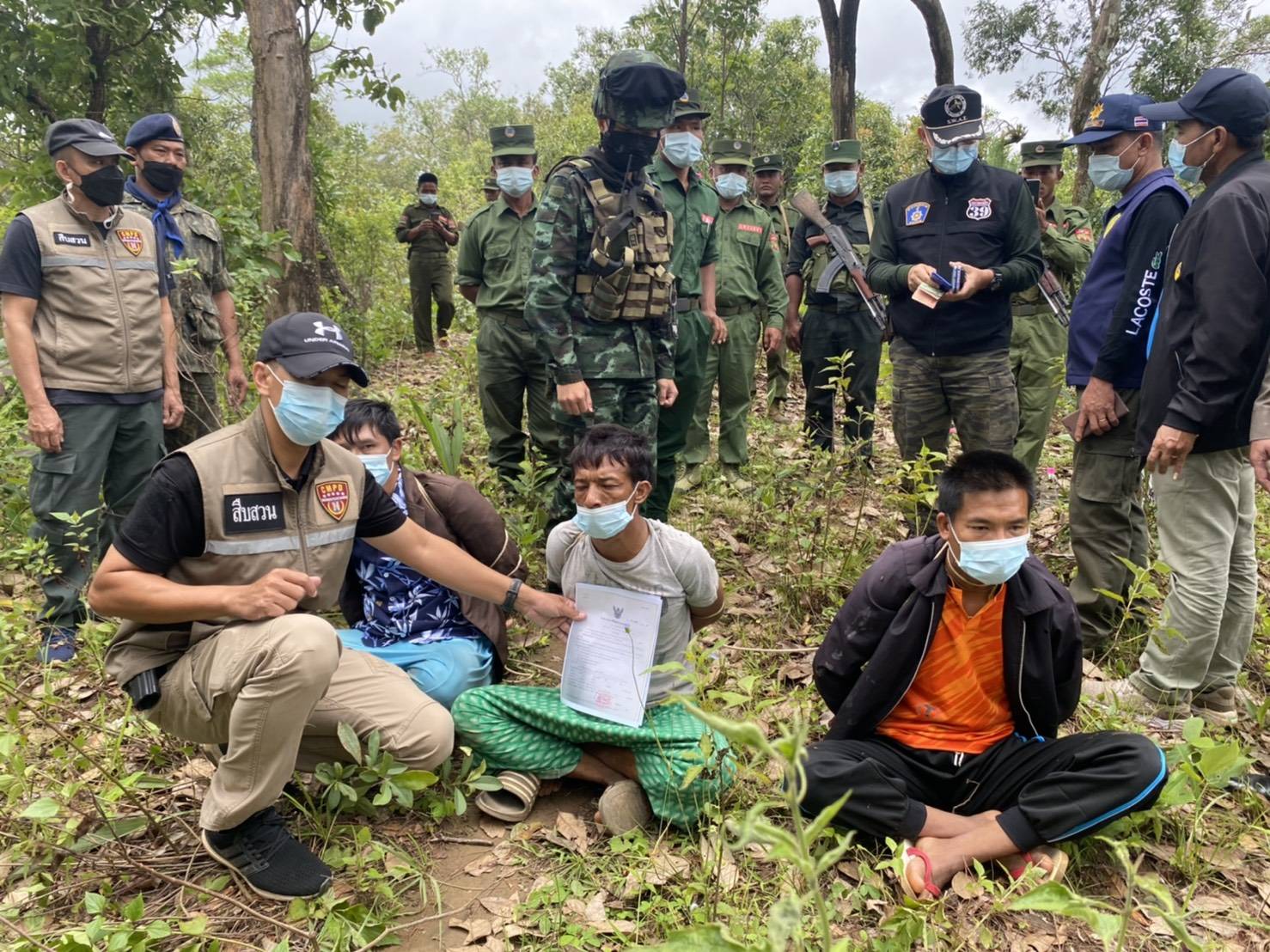 จับกุม ผู้ต้องหาปล้นร้านทองเวียงแหง หลบหนีออกนอกประเทศ 