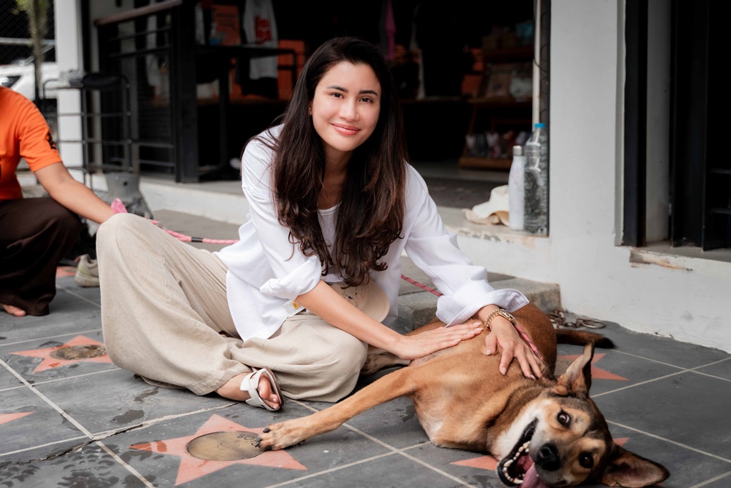 "ปู ไปรยา" เยี่ยมชมมูลนิธิซอยด๊อก มอบเงินและอาหารช่วยสัตว์จรจัดยากไร้