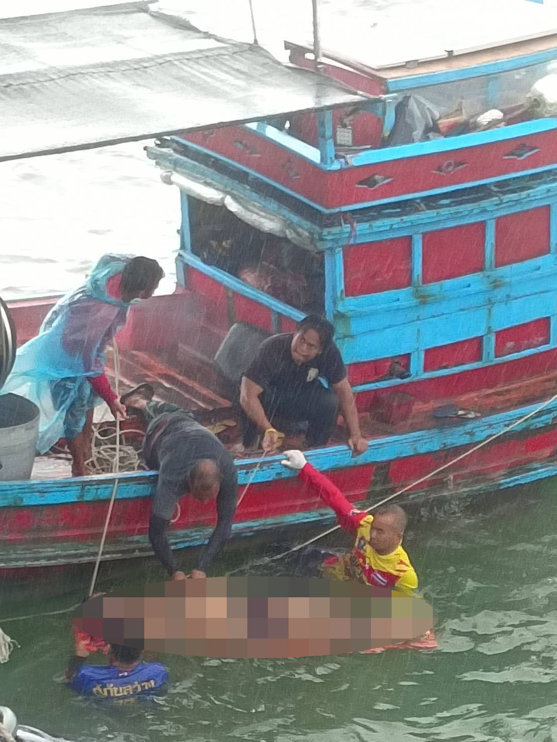 ศรชล.ภาค 1 ระดมเรือค้นหาลูกเรือประมงพลัดตกทะเล พบเสียชีวิตแล้ว