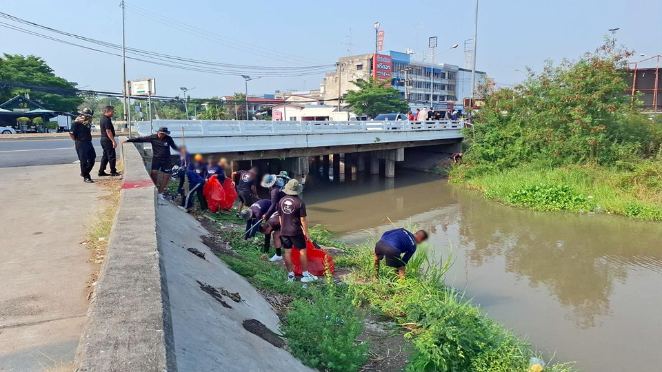ผบ.เรือนจำอ่างทอง นำทีมจิตอาสาลุยเก็บขยะ สร้างเมืองสะอาด น่าอยู่ น่ายล
