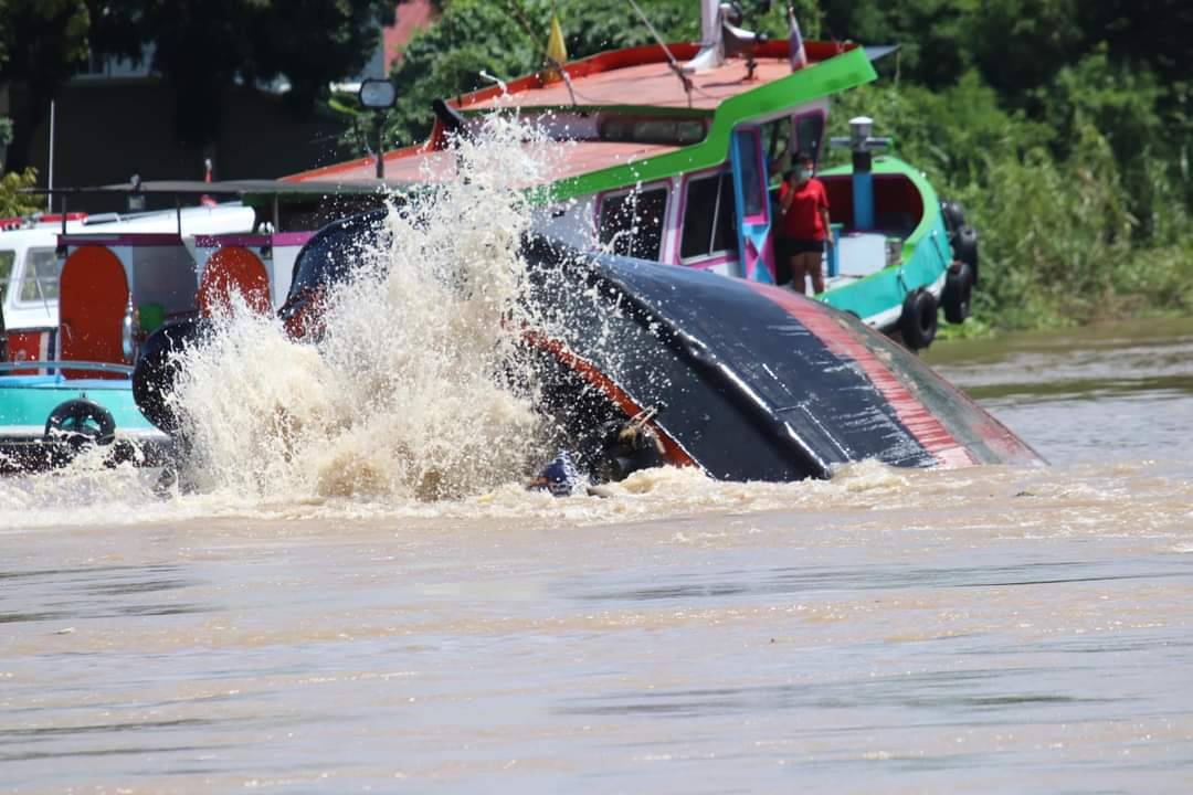 เรือลากจูงสินค้าล่มบริเวณหน้าวัดพนัญเชิง อยุธยา มีผู้สูญหาย 2 คน