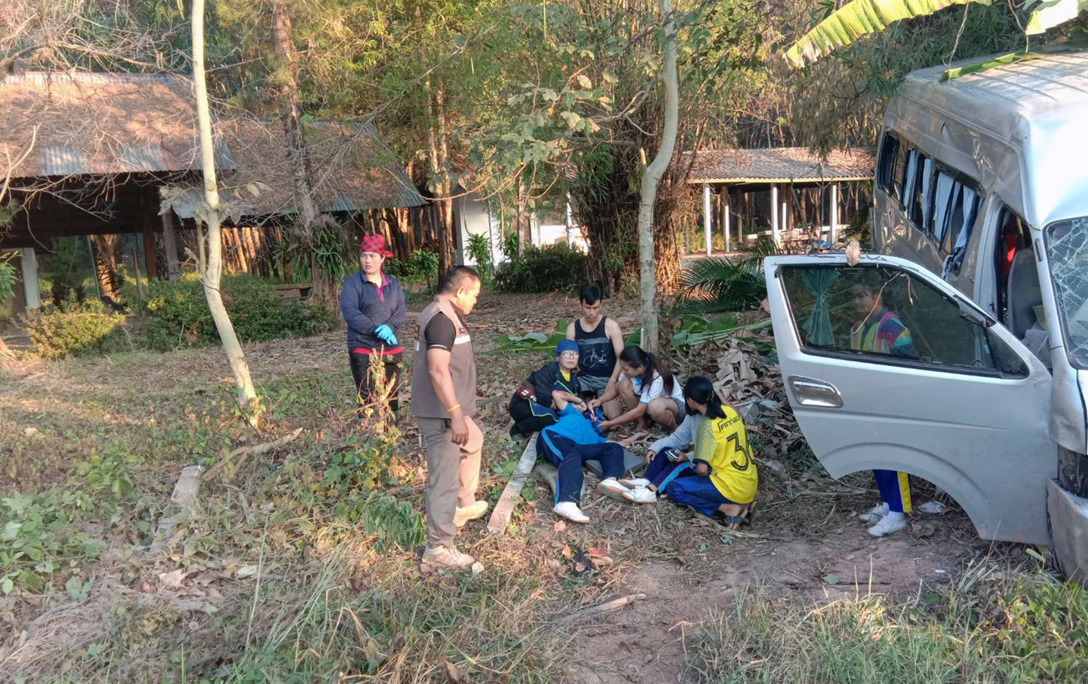 รถตู้รับส่งนักเรียนลื่นน้ำยางพลิกคว่ำบาดเจ็บ3ราย