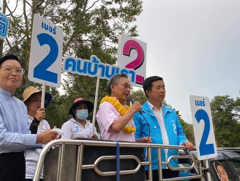 'ชวน หลีกภัย'ช่วยหมอญัติ หาเสียงเลือกตั้งซ่อม ส.ส.ระยอง เขต 3 อ้อนแม่ค้าตลาดสดแกลง-เขาชะเมา เลือกหมอญัติ คนบ้านเรา ไม่มีประวัติด่างพร้อย