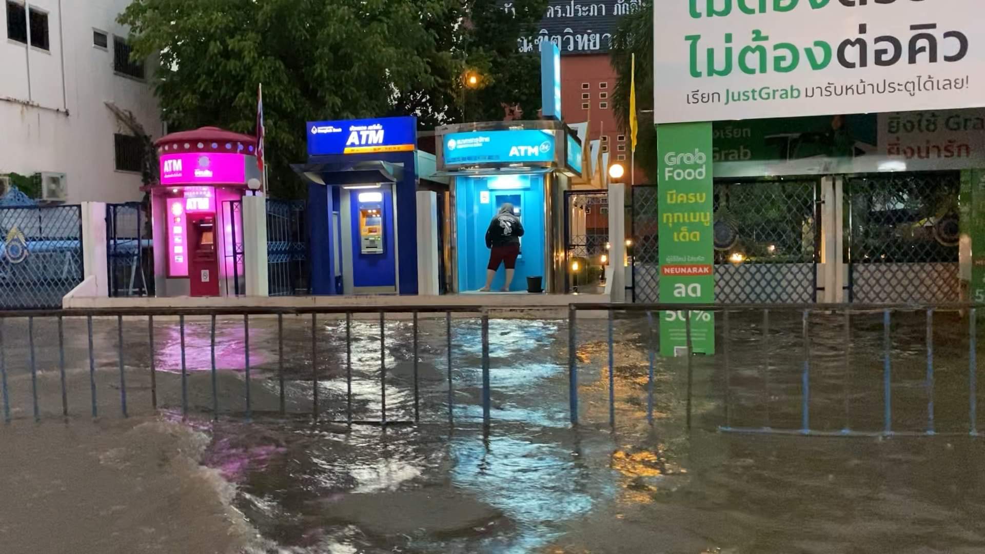 ฝนถล่มขอนแก่น ทำน้ำท่วมขังรอระบายสูง 50-80 ซม. รถเล็กดับกลางถนนหลายคัน น้ำเอ่อล้นฟุตบาทเข้าบ้านเรือนประชาชนหลายหลังได้รับความเดือดร้อน