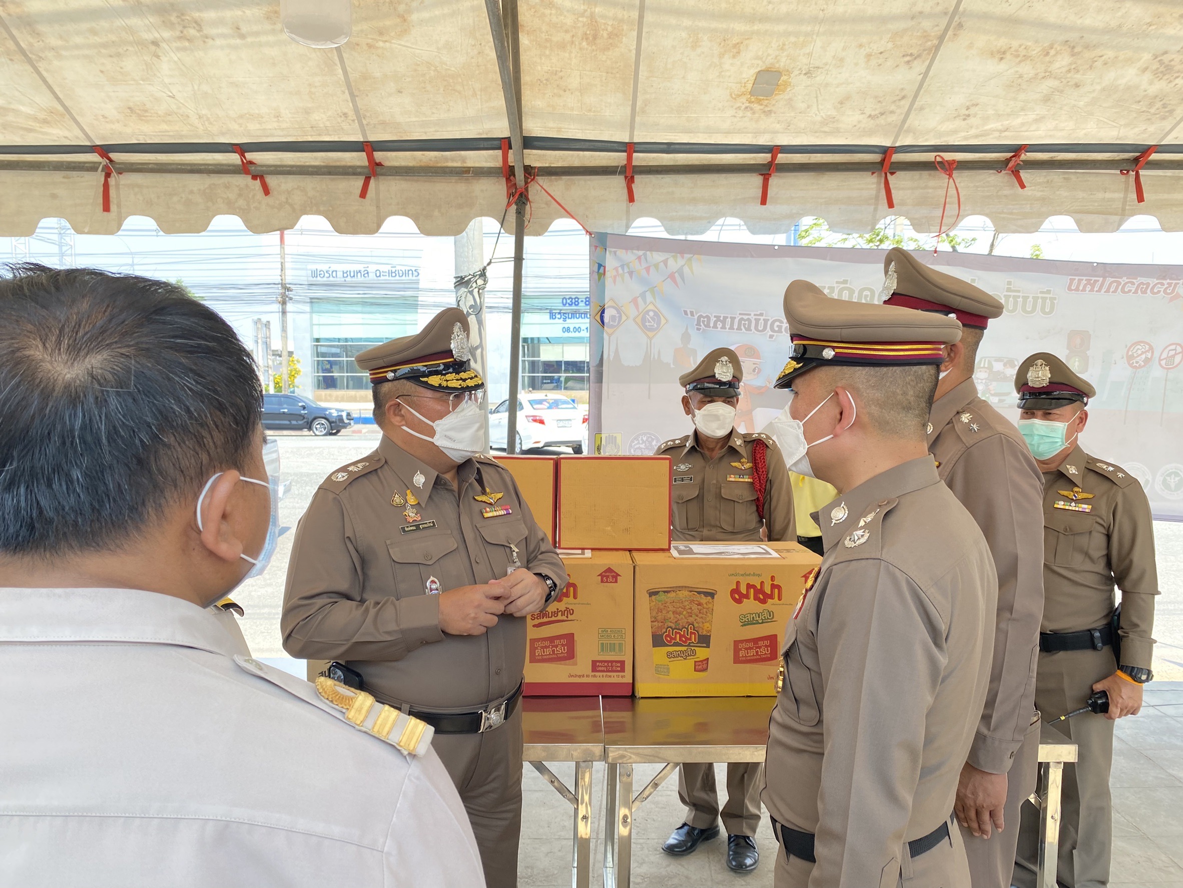 บิ๊กใหญ่เยี่ยมจุดตรวจและจุดบริการเป็นขวัญและกำลังใจในการปฏิบัติหน้าที่