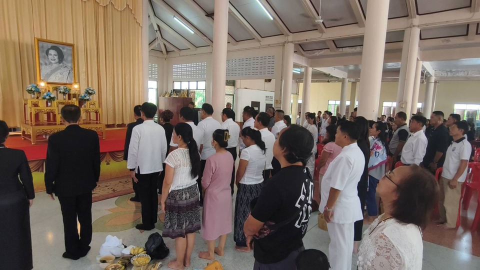 รองผู้ว่าฯ ชลบุรี นำพสกนิกรยืนสงบนิ่งไว้อาลัย 1 นาที น้อมรำลึกพระมหากรุณาธิคุณ "พระพันปีหลวง"