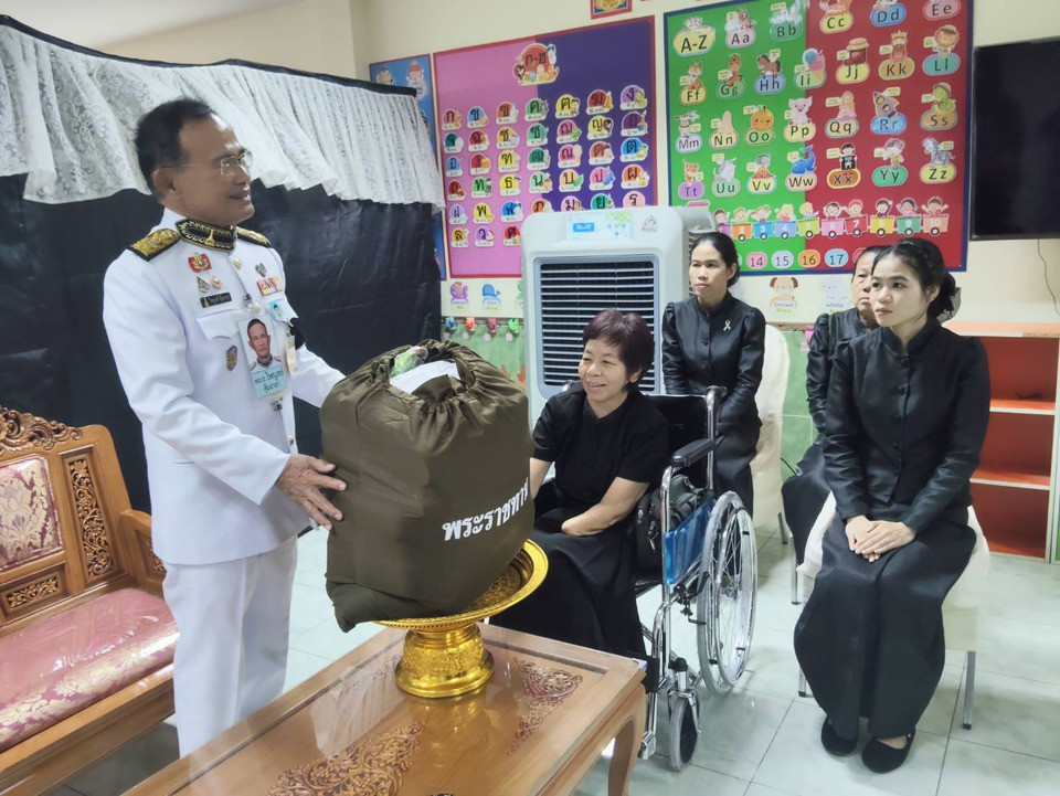 "ในหลวง" โปรดเกล้าฯ องคมนตรีเชิญถุงพระราชทาน แก่ญาติผู้เสียชีวิตจากเหตุชายแดนไทยกัมพูชา