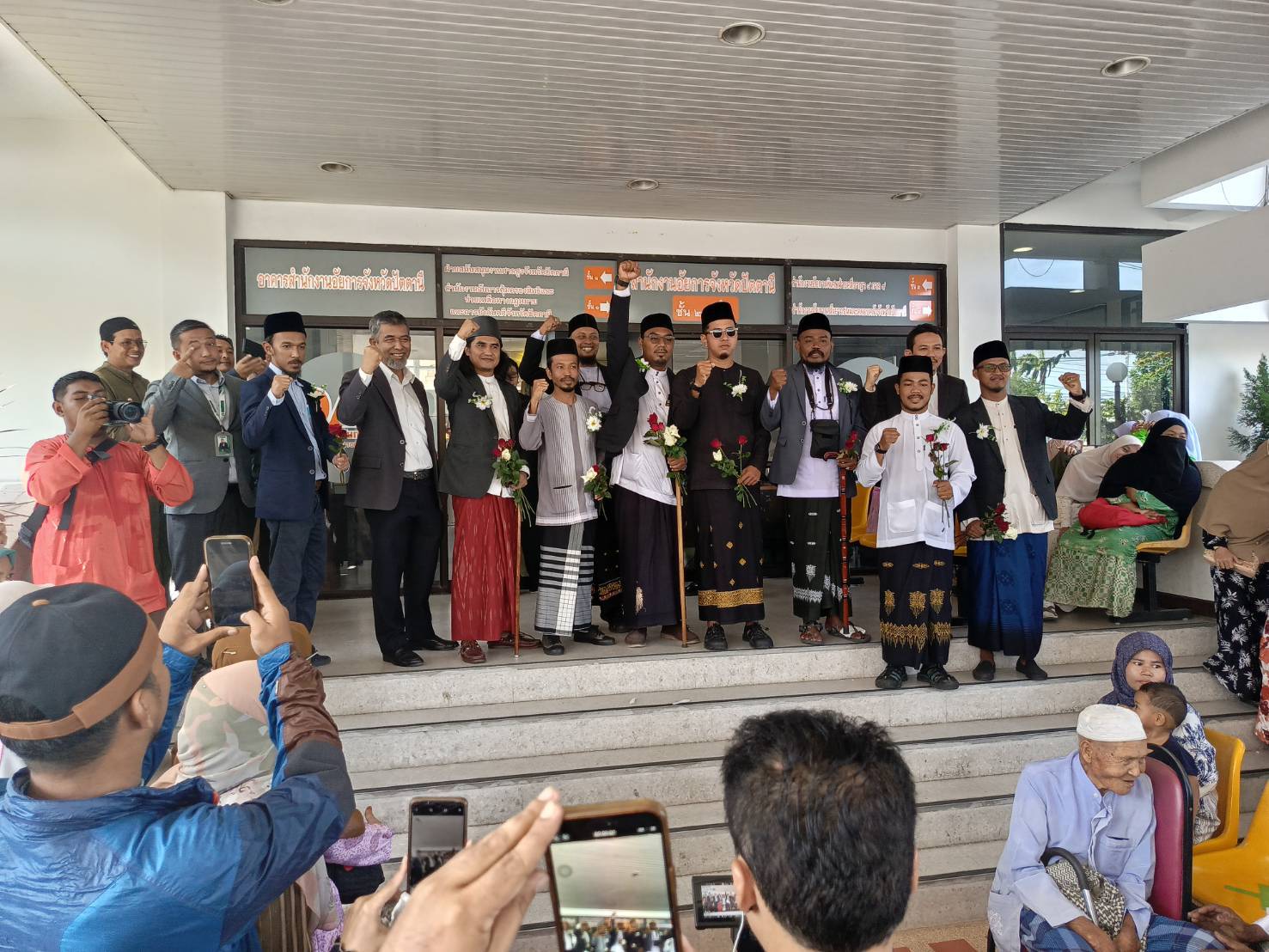 นักจัดกิจกรรม9 คนรวมกลุ่มแต่งชุดมาลายูสายบุรียื่นขอความเป็นธรรมต่ออัยการปัตตานีกรณีถูกรัฐดำเนินคดี 2 ข้อหา