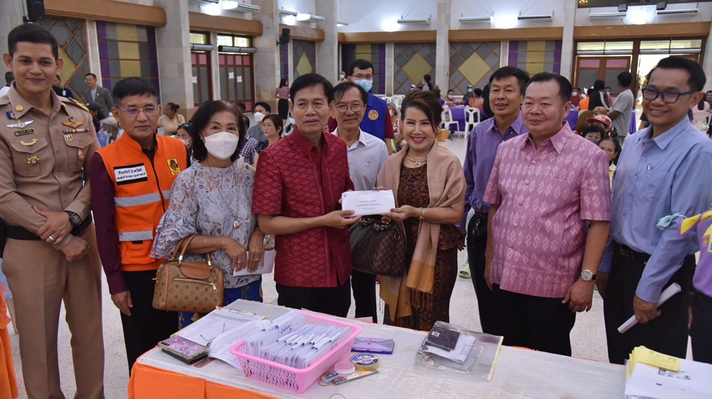 ผู้ว่าฯศรีสะเกษ มอบเงินช่วยผู้ประสบภัยพิบัติกรณีฉุกเฉินอุทกภัย ปี 2565 ในเขตเทศบาลเมืองศรีสะเกษ