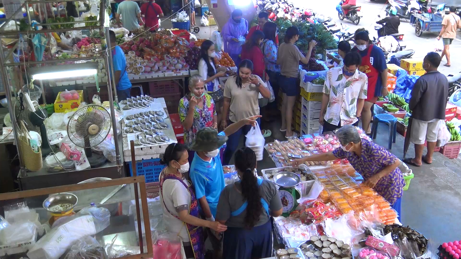 ชาวไทยเชื้อสายจีนสงขลาออกมาซื้อของในวันจ่ายเพื่อเตรียมไหว้ในวันตรุษจีนคึกคัก