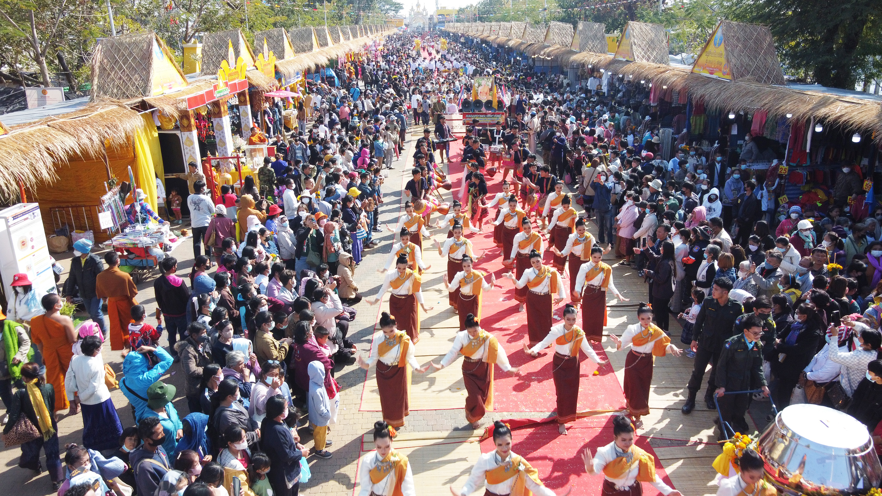 เนืองแน่นพลังศรัทธาไทยลาวนับแสน ร่วมแห่พระอุปคุต งานพระธาตุพนมวันแรก