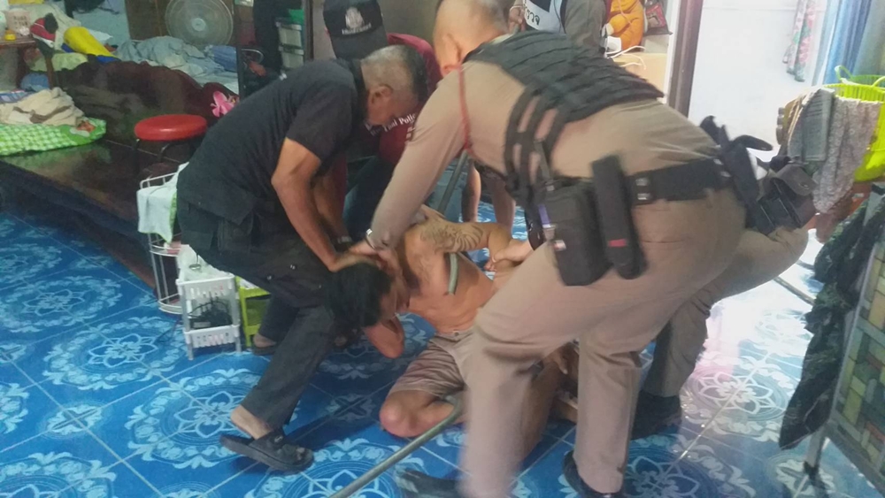 นาทีระทึก!!! ตร.หนองหานบุกชาร์ทหนุ่มคลั่งยาไล่ทุบตีชาวบ้านจนเลือดสาด