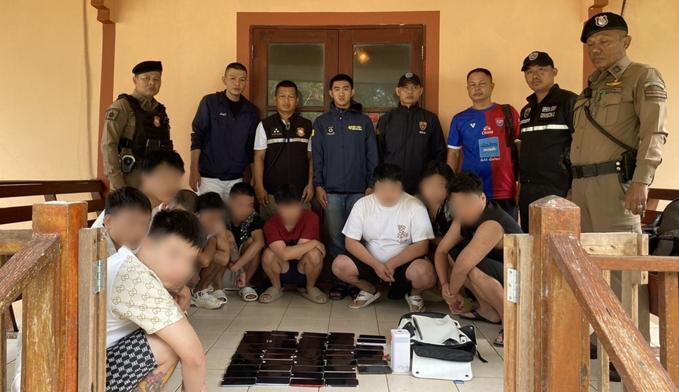 ตร.ตราด รวบแก๊งชาวจีน 9 ราย พร้อมมือถือ 48 เครื่อง เตรียมนั่งเรือหนีออกนอกประเทศ 