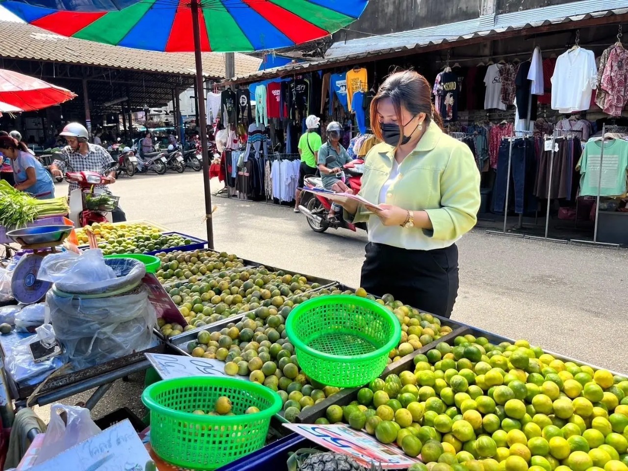 พณ.ตรังคุมเข้มร้านค้าห้ามขึ้นราคาสินค้าหลังประชาชนได้รับเงิน 10,000 บาท