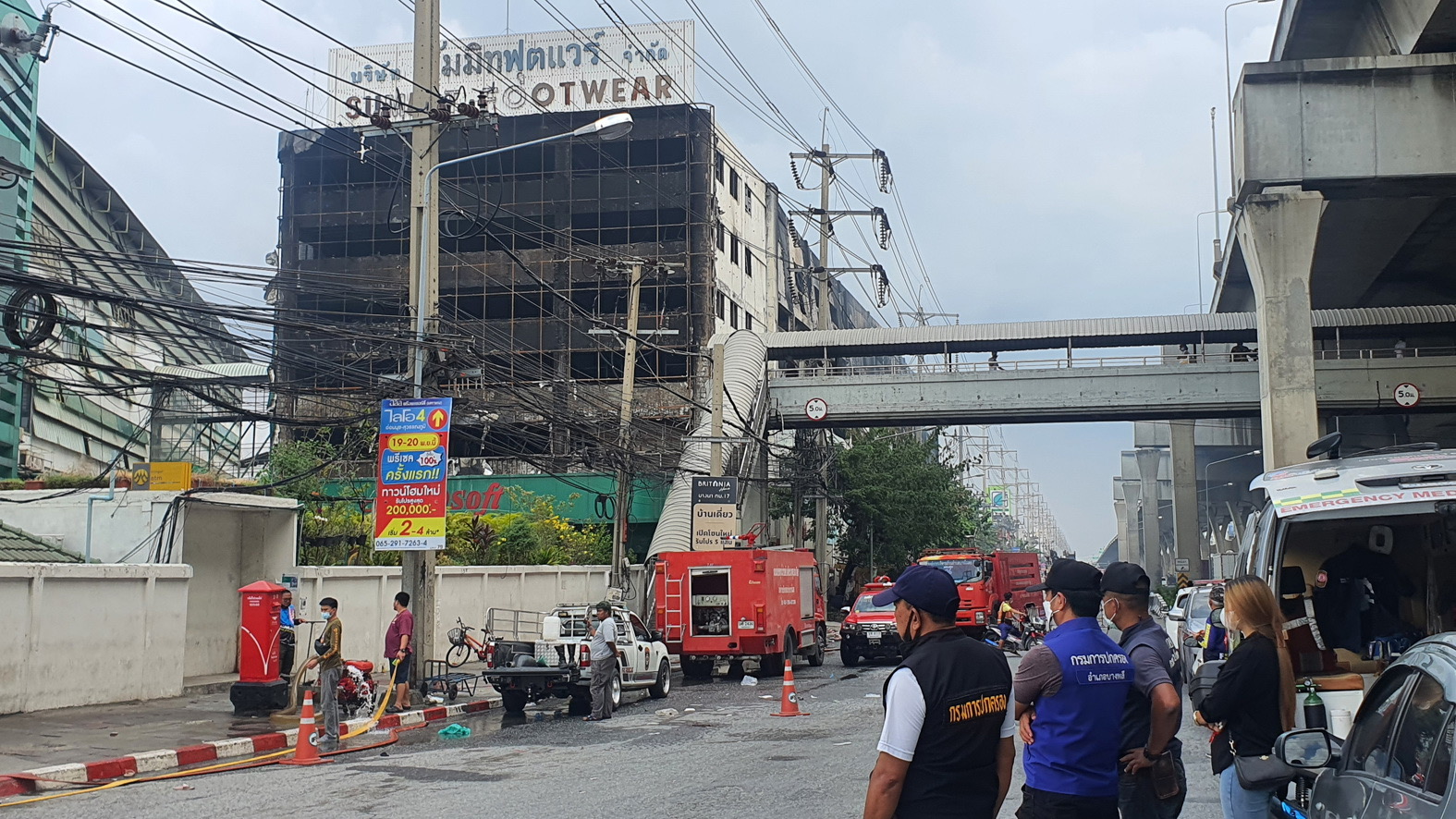 กองพิสูจน์หลักฐาน ลงพื้นที่ตรวจสอบเบื้องต้น ไฟไหม้โรงงานผลิตรองเท้า ย่านบางพลี