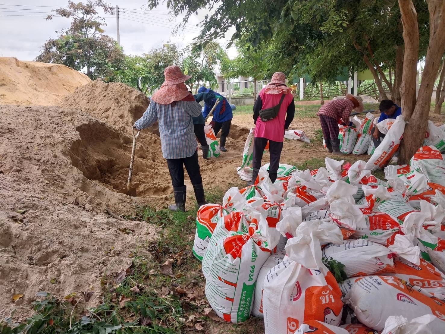 คบ.ชีบน เตรียมกระสอบบรรจุทราย 1,000 ถุง พร้อมรับมือน้ำท่วม