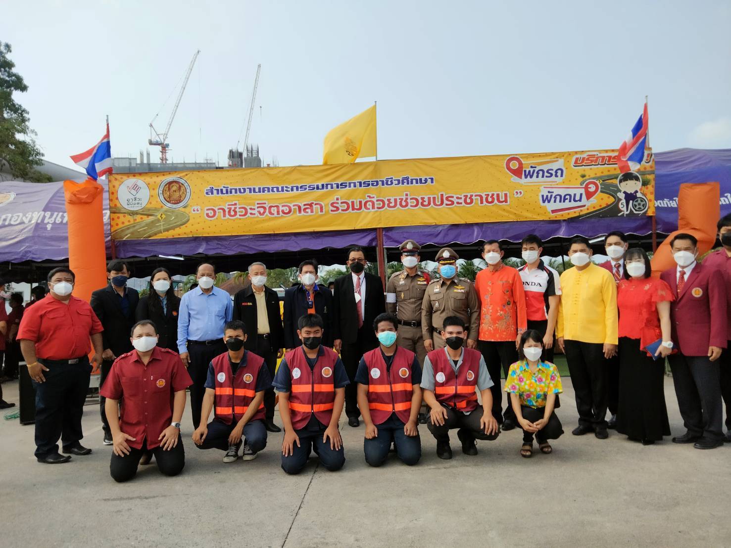 วิทยาลัยเทคนิคระยอง ตั้งศูนย์บริการอาชีวะอาสา  ตรวจสภาพรถปชช.ช่วงเทศกาลสงกรานต์ 65 