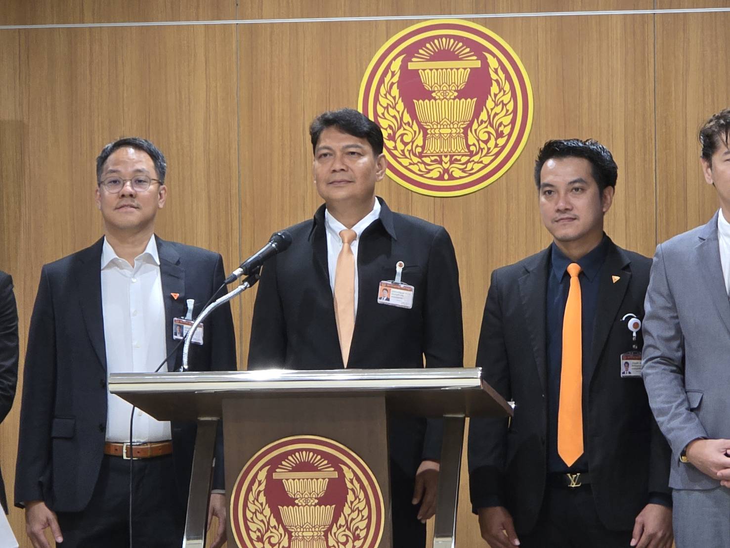 “ประเสริฐพงษ์” จี้ “จิราพร” สั่งย้าย “เทวดาสคบ.” หวั่นทำลายหลักฐาน-ช่วยดิไอคอน ไม่เชื่อมือ "ดีเอสไอ" ทำคดีใหญ่ 