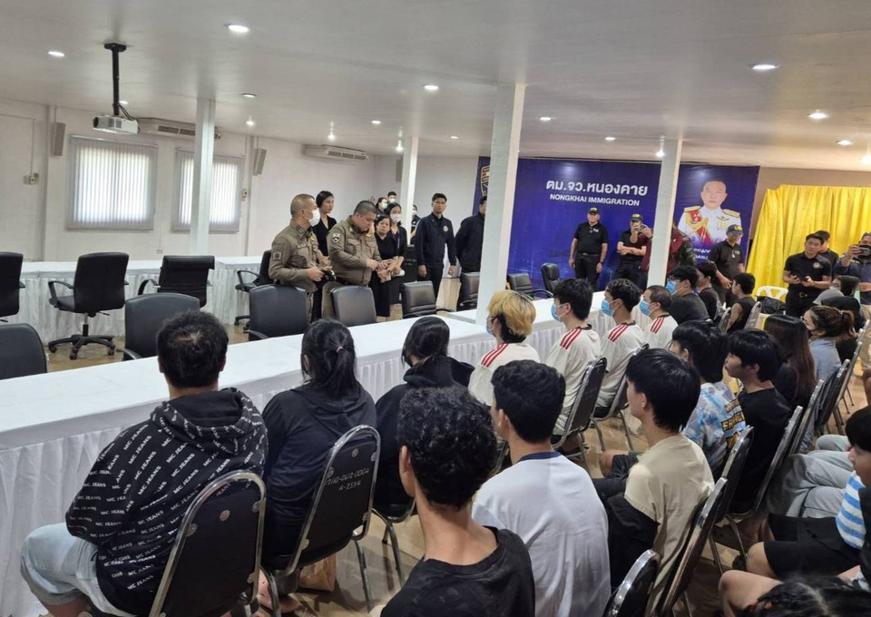 ตม.หนองคาย รับตัว 42 คนไทย ทางการลาวส่งกลับ หลังกวาดล้างเว็บพนันออนไลน์ นครหลวงเวียงจันทน์ สปป.ลาว