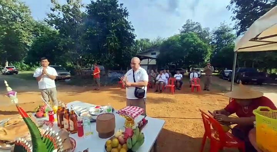 ตร.ห้วยคต เข้าเวรกลางคืนเจอวิญญาณบ่อยครั้ง เร่งทำพิธีตั้งศาล "เจ้าพ่อต้นไทร" ใหม่ หลังต้นไม้ล้มทับศาลเก่า