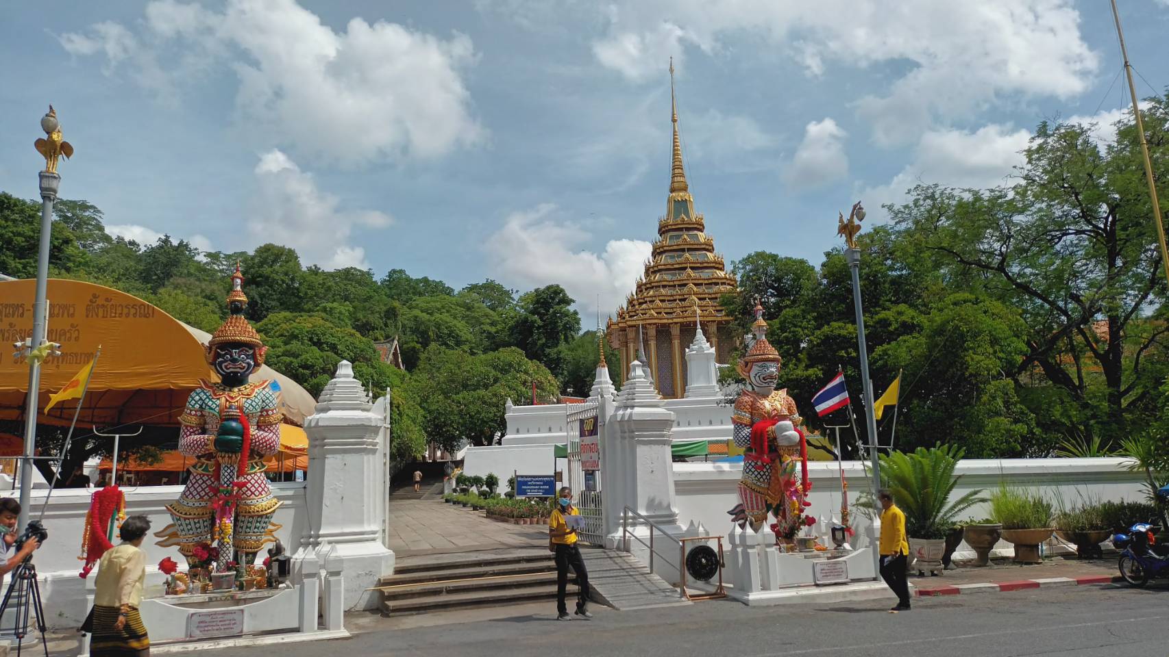 แห่จองวัตถุมงคลท้าวเวชสุวรรณ  ยักษ์ตา-ยายคู่หน้าวัดพระพุทธบาทรุ่นแรก