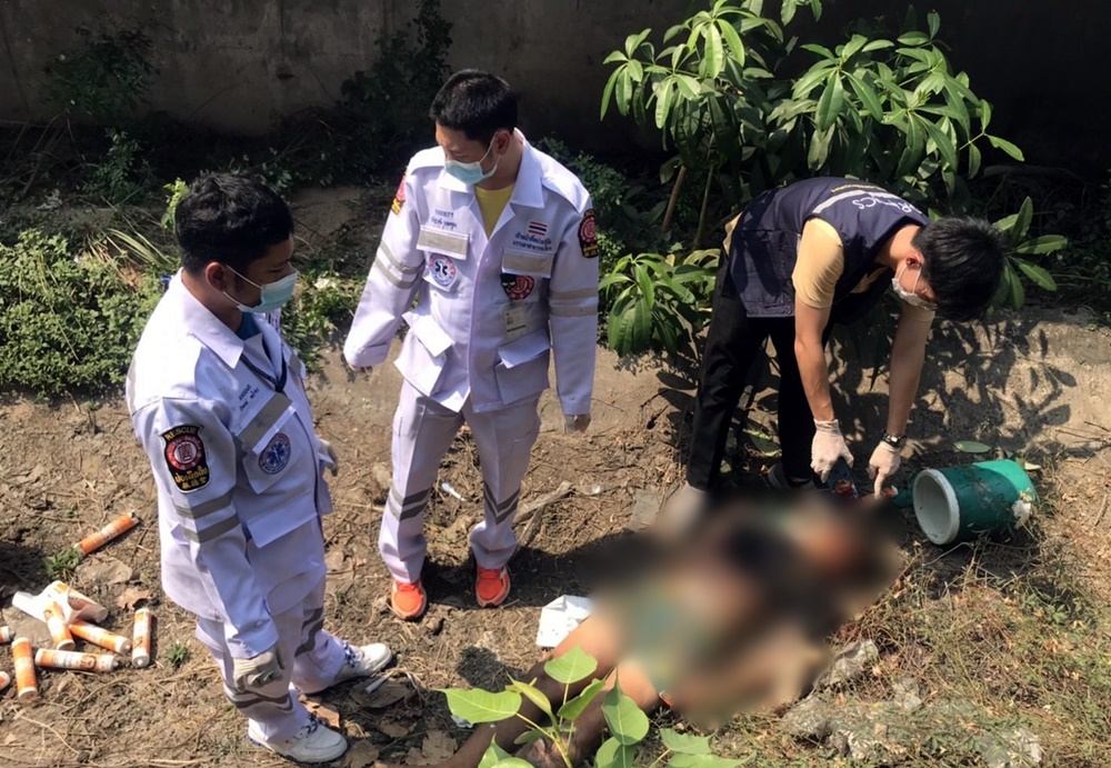 กระบะยางระเบิดชนขอบด่วนบูรพาวิถี ร่างช่างปูพื้นร่วงกระแทกพื้นดับ