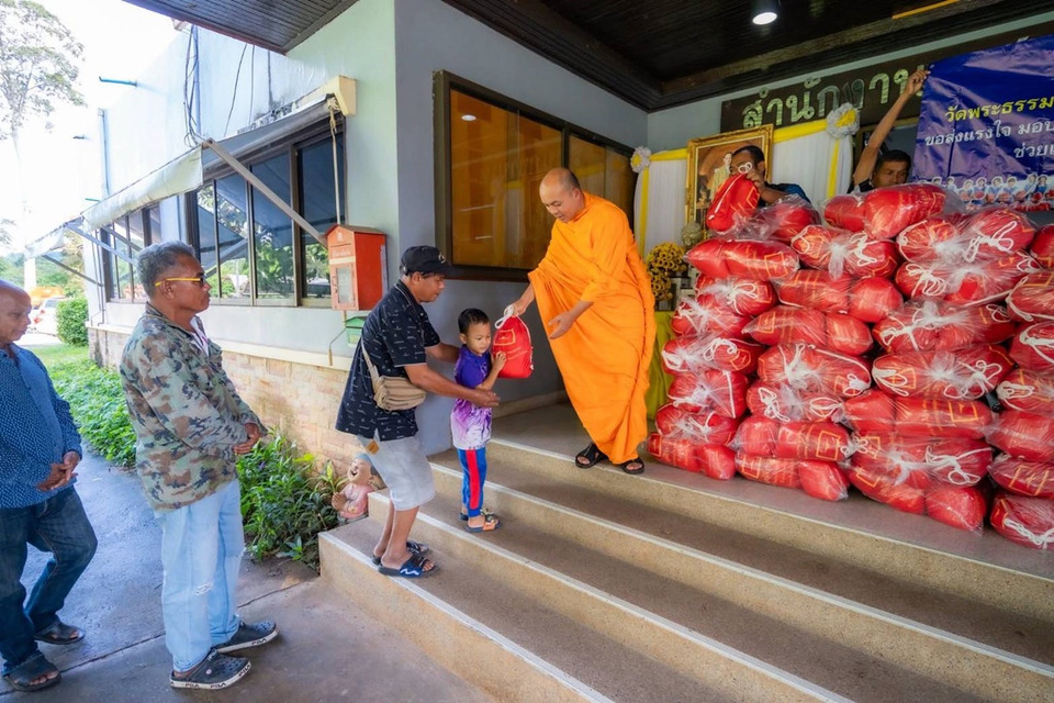 วัดพระธรรมกาย–มูลนิธิธรรมกาย ส่งถุงยังชีพ 300 ชุด ช่วยผู้ประสบภัยน้ำป่าปากช่อง