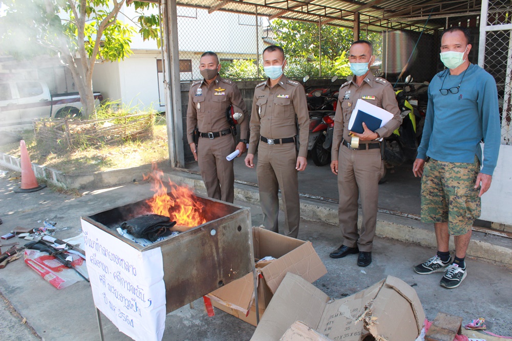ตร.เมืองร้อยเอ็ดเผาทำลายของกลางคดีอาญา/คดีการพนัน/คดี พ.ร.บ.อาวุธปืนฯ ประจำปีคดีลักษณะ​ที่ 15