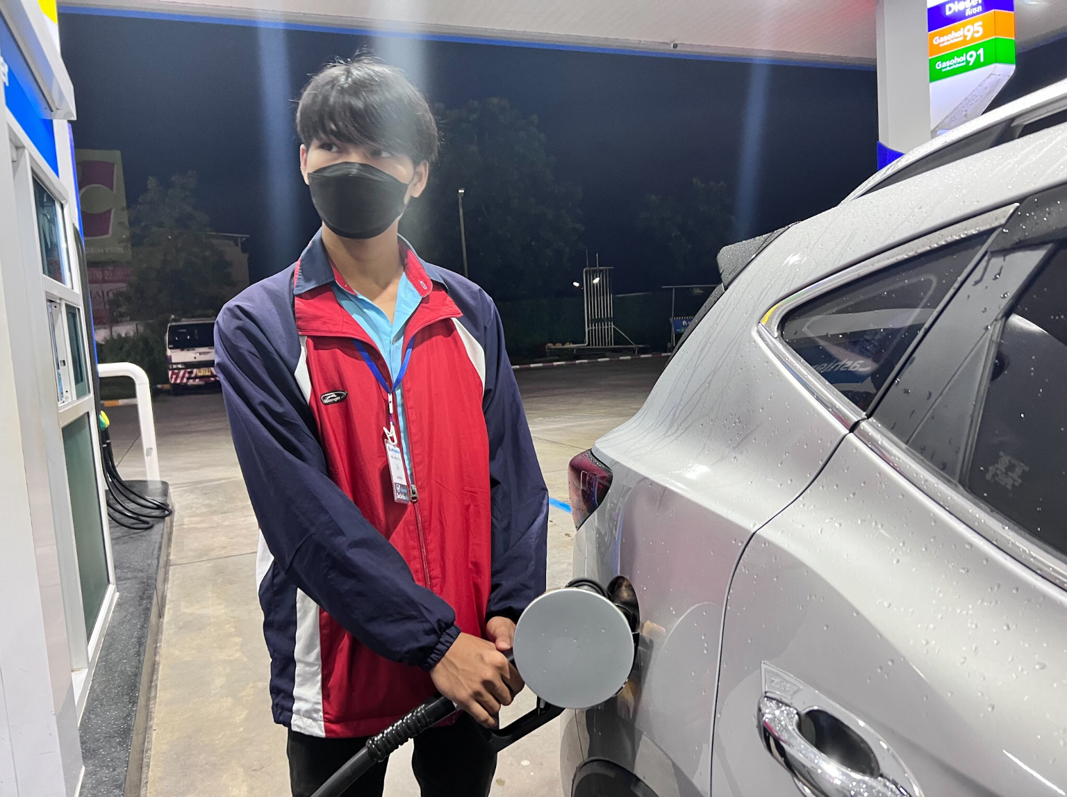 ชาวระนองดีใจ น้ำมันลดราคา แห่เติมตั้งแต่เช้า