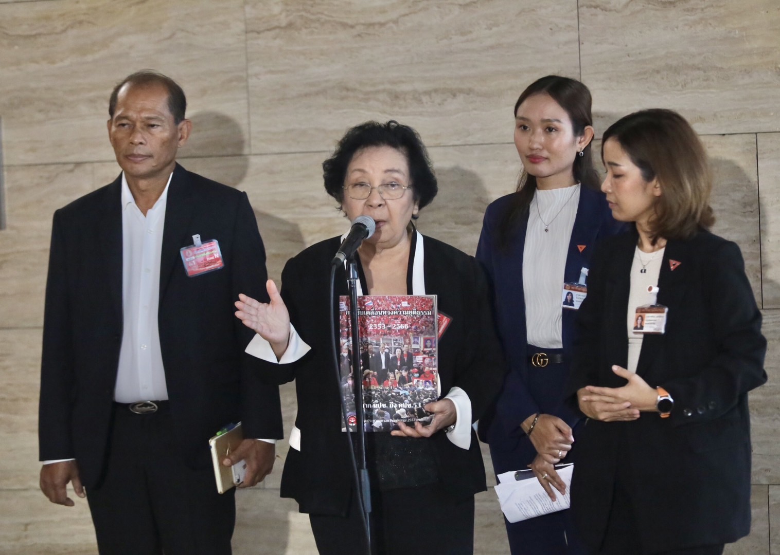 "กมธ.กฎหมาย" ถกความคืบหน้าคดีสลายม็อบเสื้อแดงปี 53 เห็นพ้องชงแก้ พรบ.ธรรมนูญศาลทหาร "ธิดา" เชื่อเป็นจุดเริ่มต้นรื้อคดีใหม่