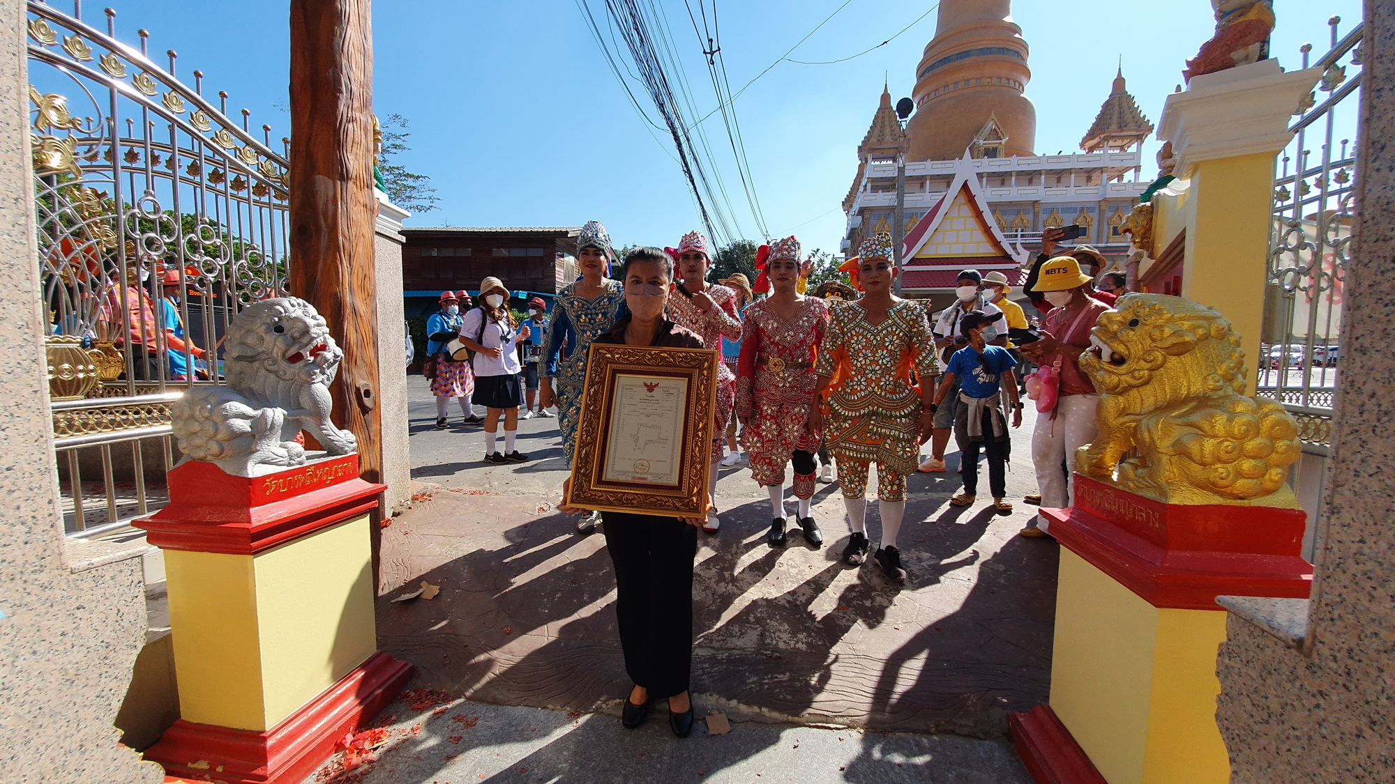 ปชช.ร่วมแห่โฉนดที่ดินวัดบางพลีใหญ่กลางวนรอบโบสถ์9รอบ