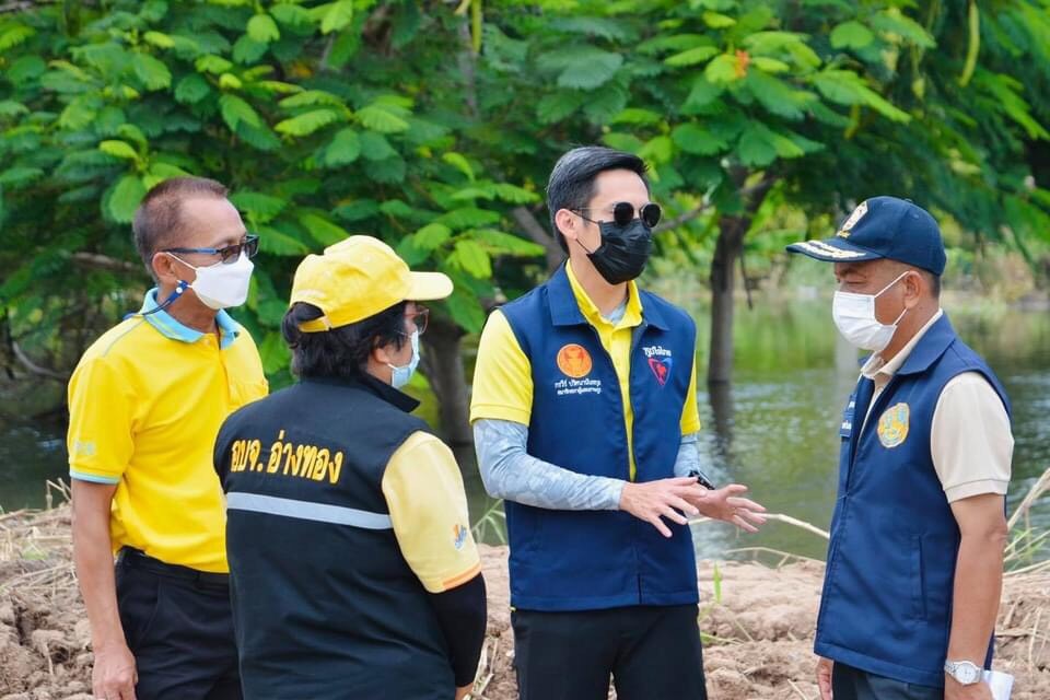 สส.อ่างทอง หารือหน่วยงานที่เกี่ยวข้องเปิดช่องระบายน้ำหลังแม่น้ำเจ้าพระยาลด น้ำเริ่มเน่าเสีย ส่งกลิ่นเหม็น