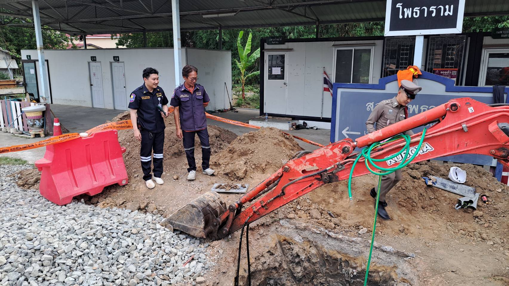 พนักงานบริษัทรับเหมาขุดเจาะวางสายเคเบิ้ลรอดใต้ทางรถไฟพบโครงกระดูกมนุษย์บริเวณสถานีรถไฟโพธาราม