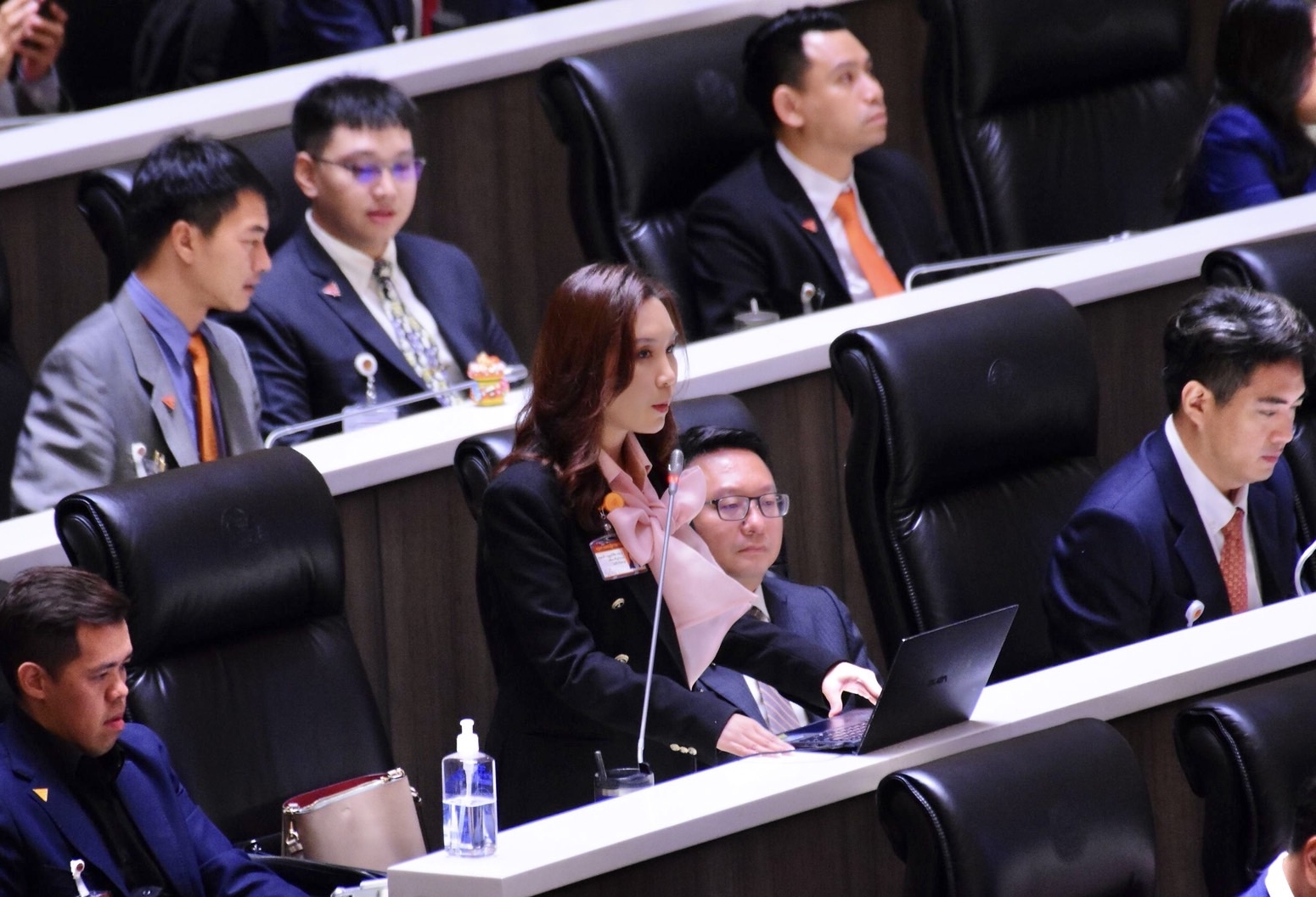   "ศิริกัญญา" ตัดเกรด "เพื่อไทย" มาตรฐานตก เย้ย "เศรษฐา" แถลงนโยบาลรัฐบาลเหมือนคำอธิษฐาน  ซักที่มาของเงิน ดัน "ดิจิทัลวอลเลต" 