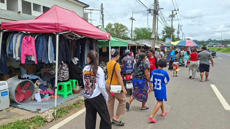 ตลาดชายแดนช่องจอมคึกคักรับวันหยุด คนแห่จับจ่ายไม่หวั่นสถานการณ์ชายแดน วอนคนไทยช่วยซื้อของคนไทย