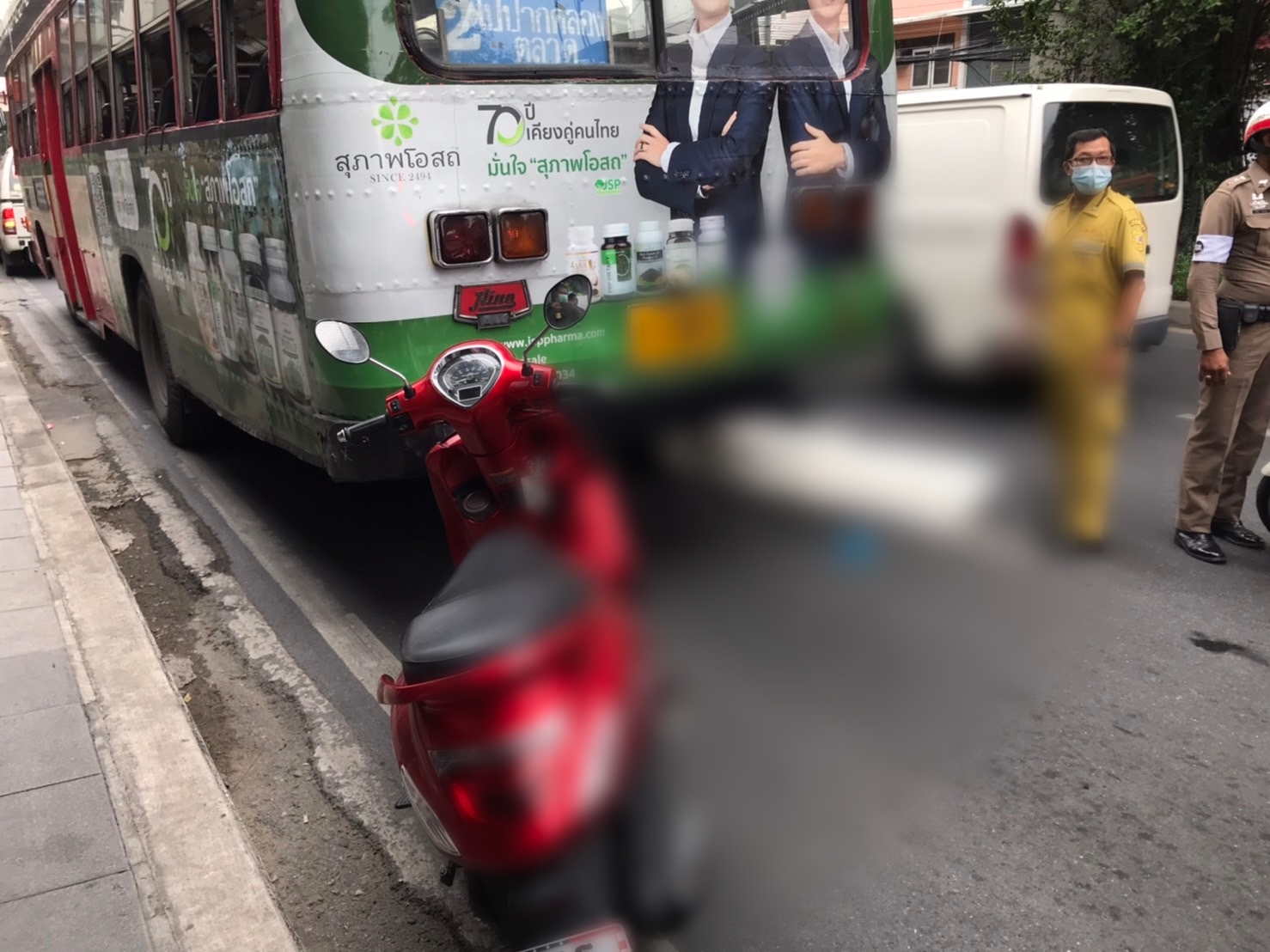 สลด!สาววัย 28 ขี่รถจยย.เสียหลักล้ม บนถนนสุขุมวิท ร่างกระเด็นเข้าใต้ท้องรถเมล์ถูกล้อทับดับอนาถ