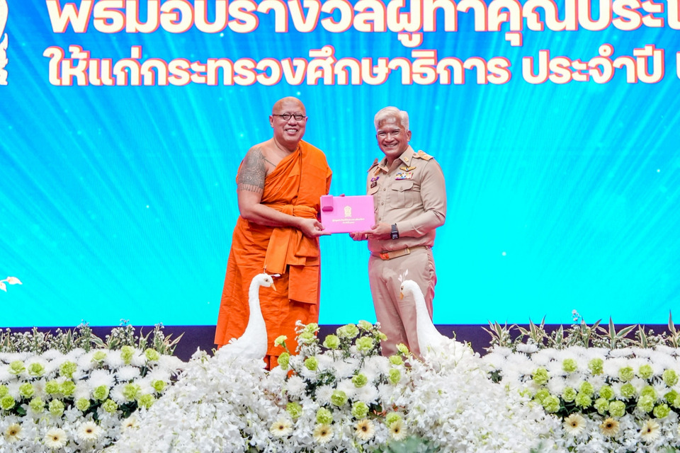 หลวงพี่น้ำฝน รับเข็ม “เสมาคุณูปการ” เชิดชูบทบาทวัดหนุนการศึกษา สร้างเยาวชนคุณภาพ