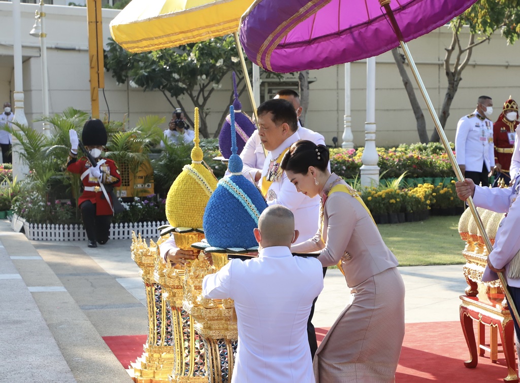 "ในหลวง-พระราชินี" เสด็จฯ วันพระบาทสมเด็จพระพุทธยอดฟ้าจุฬาโลกมหาราช และวันที่ระลึกมหาจักรีบรมราชวงศ์