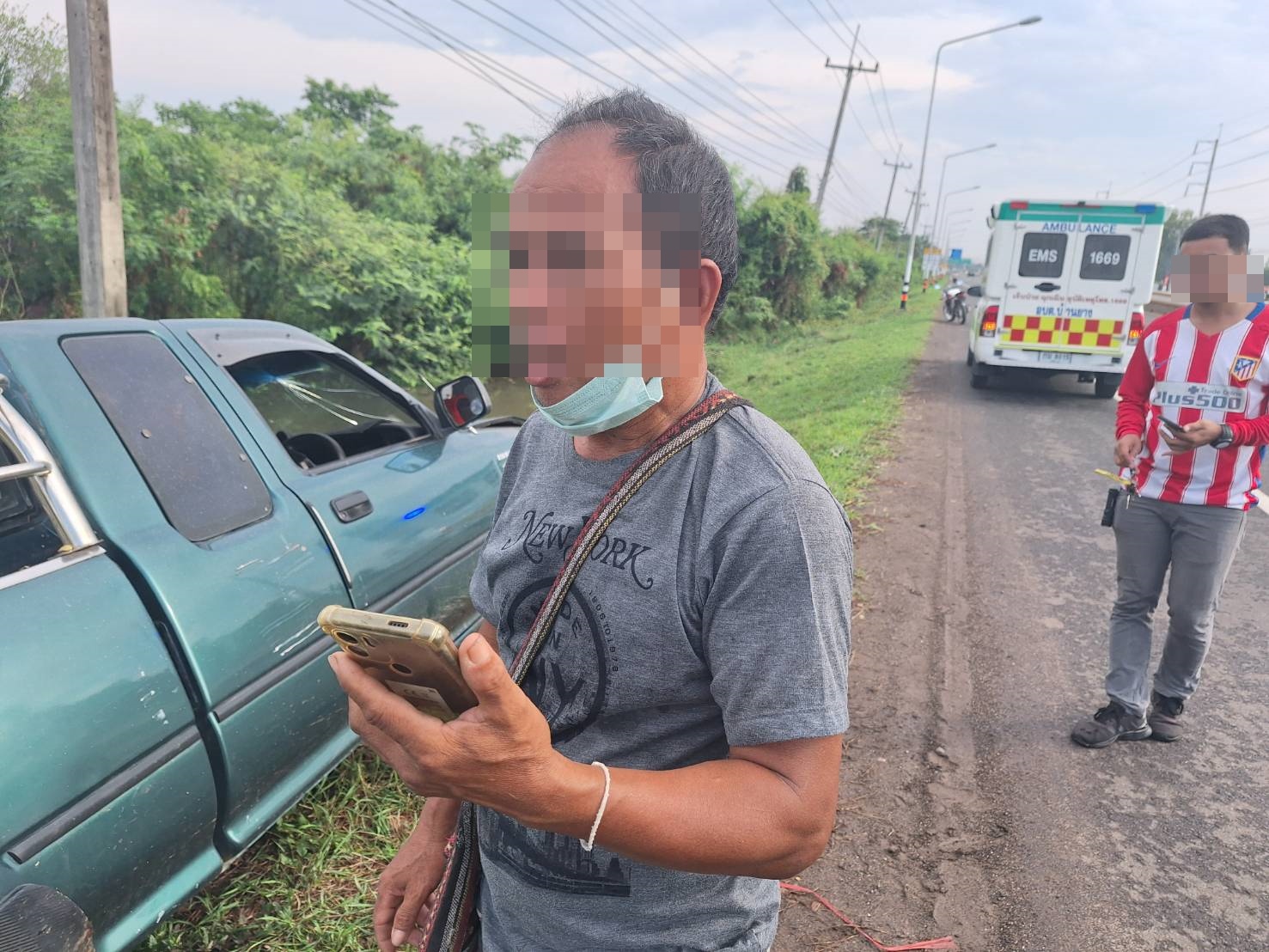 ลุง 57 ปีช่วยหลานเตรียมงานแต่งจนเสร็จพักผ่อนไม่พอเกิดวูบรถพุ่งชนเสาไฟฟ้าข้างทางระหว่างไปรับญาติ 