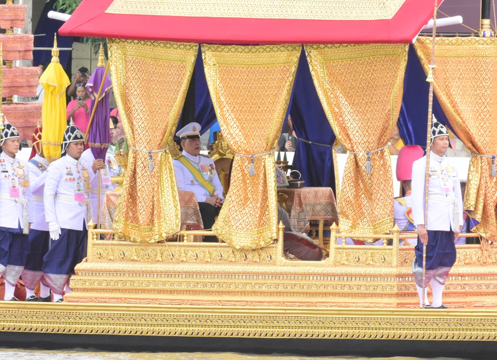 “ประมวลภาพ” ประชาชนหลั่งไหลเฝ้ารับเสด็จ “ในหลวง-พระราชินี” พระราชดำเนินไปในการพระราชพิธีทรงบำเพ็ญพระราชกุศลถวายผ้าพระกฐินโดยขบวนพยุหยา ตราทางชลมารค