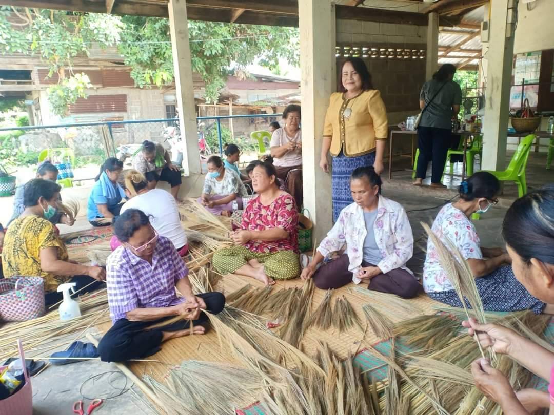 พช.อำเภอเลิงนกทา ส่งเสริมพัฒนาอาชีพสมาชิกกองทุน ชุมชนการทำไม้กวาดดอกหญ้า