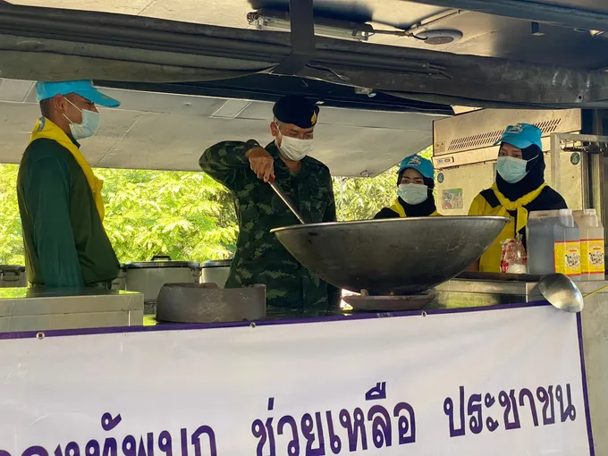  ผบ.พล.ร.15 สนับสนุนรถครัวสนามเคลื่อนที่  ช่วยปชช.ในหมู่บ้านล็อกดาวน์ ต.เกาะสะท้อน 