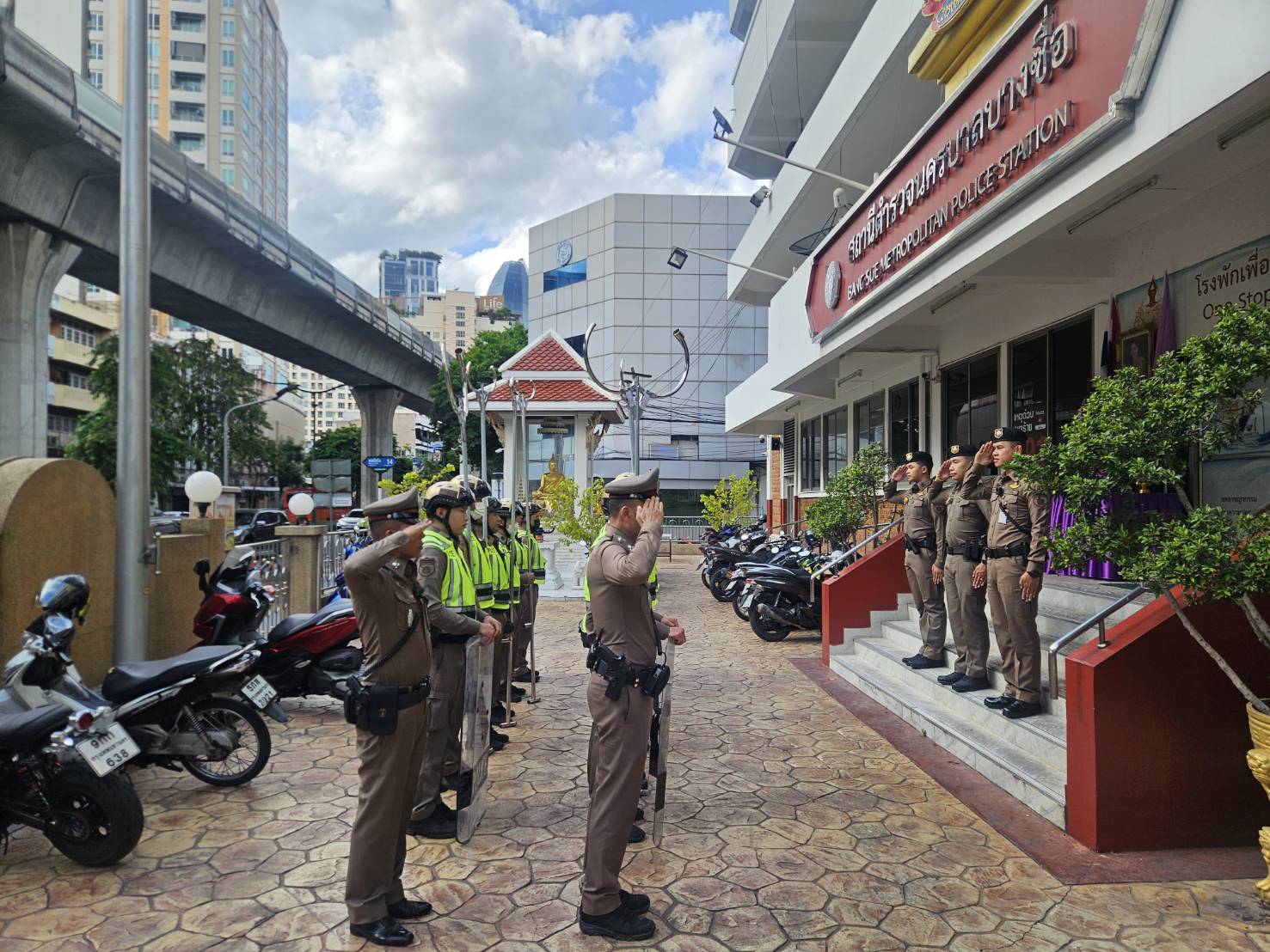 ตำรวจสายตรวจ สน.บางซื่อ ฝึกอบรมยุทธวิธีตำรวจ ครู ข