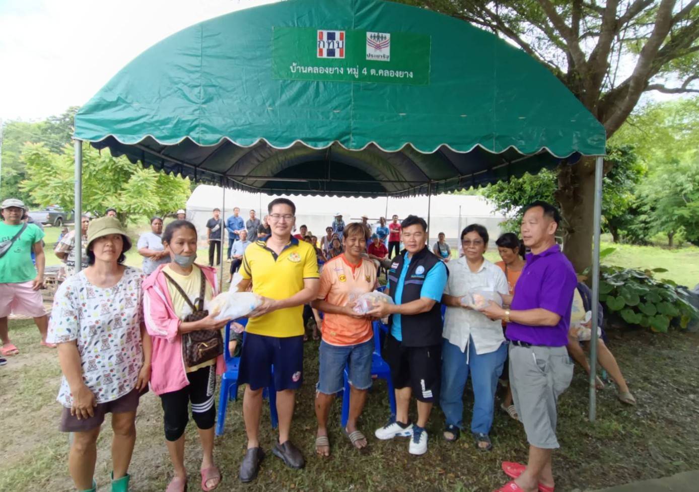 "พี่เต้" พร้อมอดีตผู้สมัคร “สส.ปชป.-หัวหน้าพรรคไทยศรีวิไลย์” ลงพื้นที่ช่วยเหลือผู้ประสบภัยที่สุโขทัย
