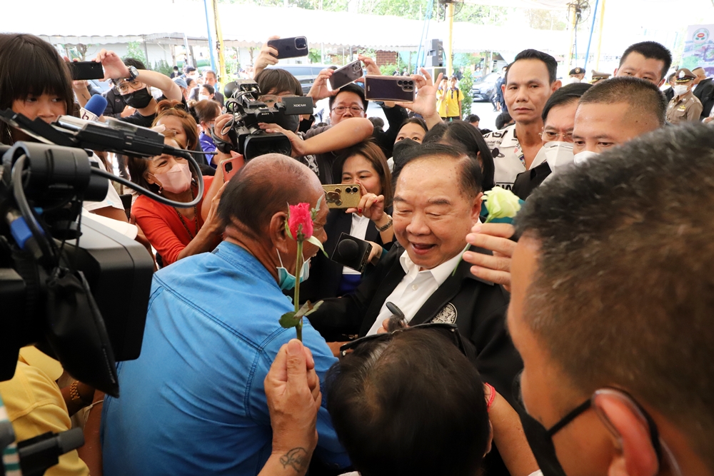 "บิ๊กป้อม" ลงพื้นที่ตรวจติดตามการบริหารจัดการน้ำจังหวัดปทุมธานี 